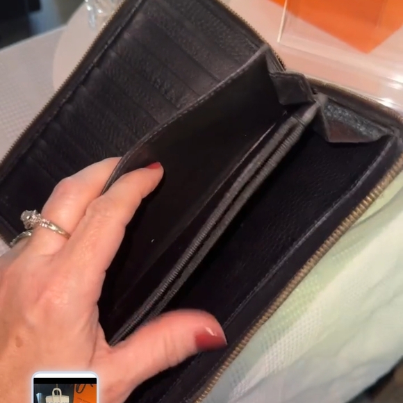 Vintage GUCCI Black Long Zip around wallet 16 card slots, 4 long slots - Picture 6 of 9